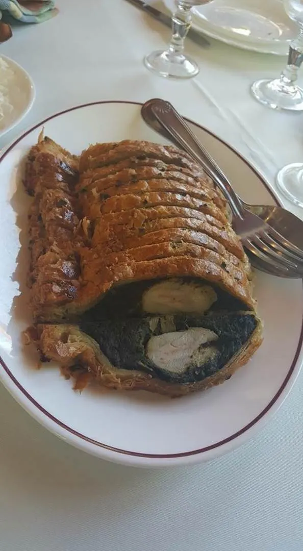 Un feuilleté tranché, servi sur un plat à la table d'hôtes