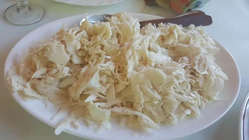 Une salade de palmiste frais dans un plat