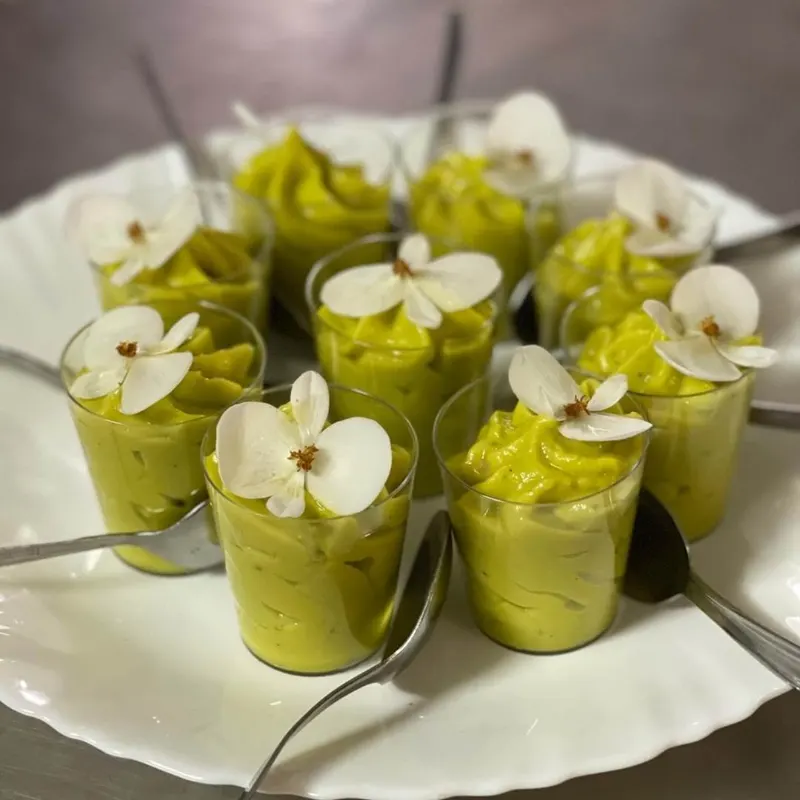 Des verrines servies à la table d'hôtes, décorées de fleurs d'orchidée